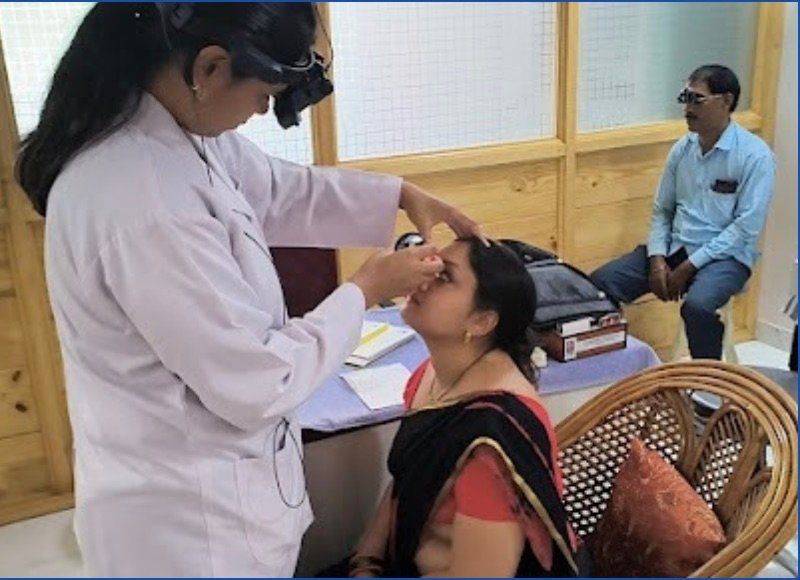 Dr. Somya Ish examining a patient's eye at Theia Eye Care Clinic